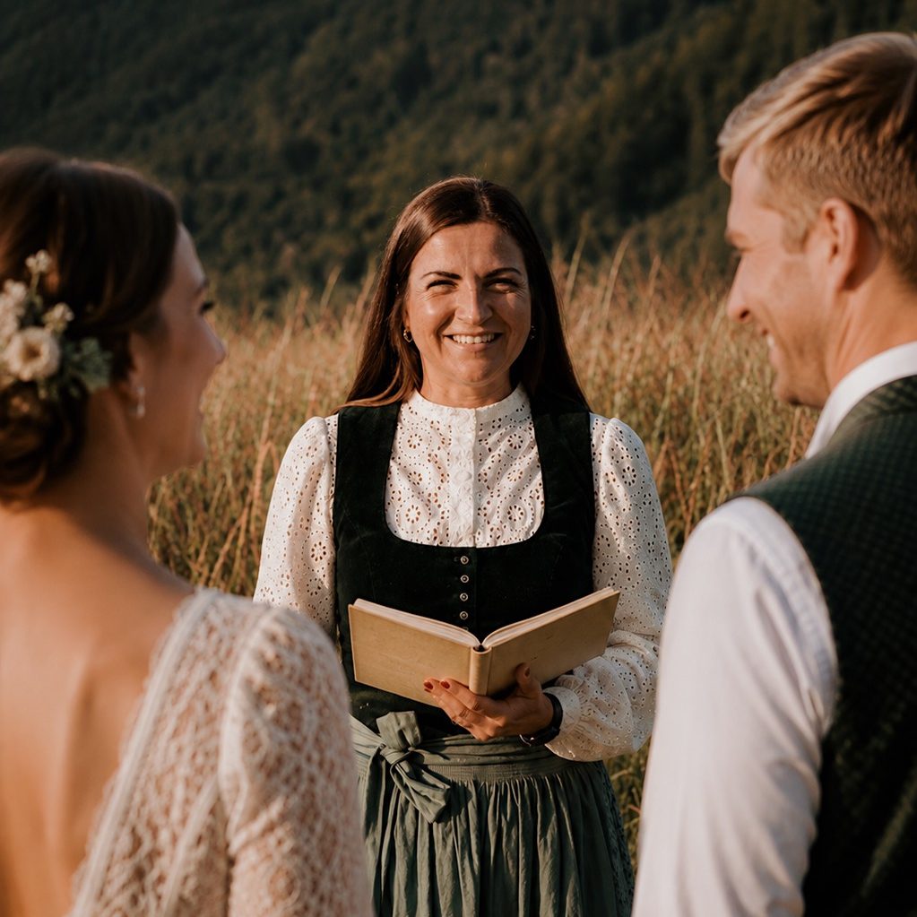 Herz & See Weddings - Sophia Engelhard - Frei Traurednerin Schliersee Foto Trauung Hochzeit mit Herz & See Weddings, Sophia Engelhard, Freie Traurednerin, Schliersee mit Hochzeitspaar im Vordergrund von hinten